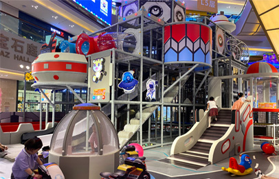 aire de jeux intérieure pour enfants à thème de l'espace construite dans un centre commercial